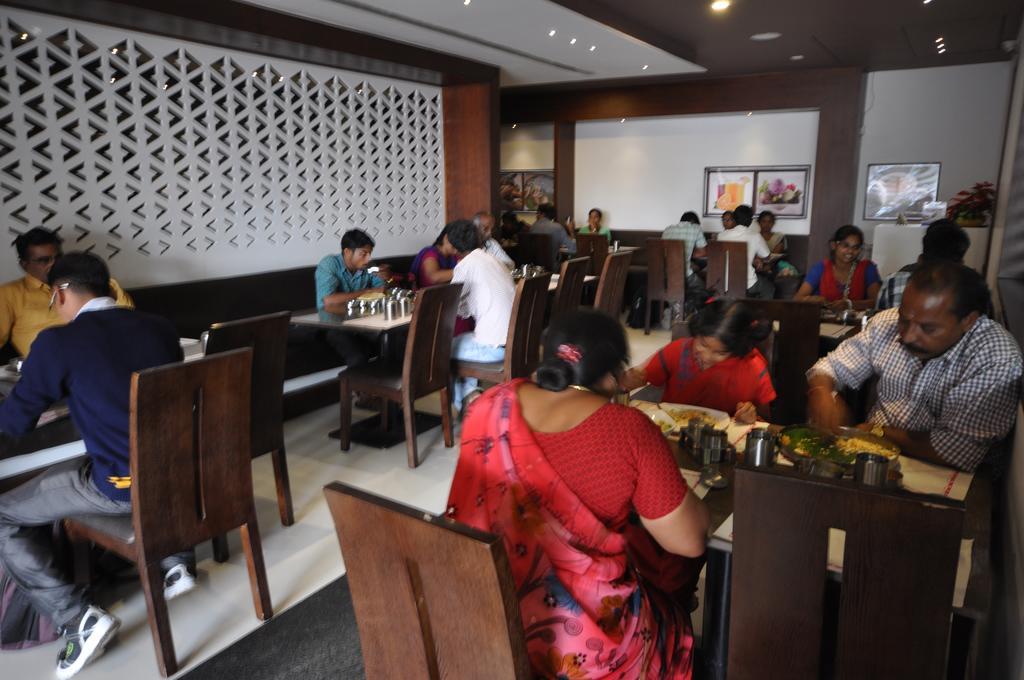 Vijey Hotels Tiruchirappalli Bagian luar foto